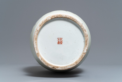 Un vase de forme balustre en porcelaine de Chine jaune famille rose, marque de Qianlong, 19/20&egrave;me
