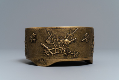 Un grand br&ucirc;le-parfum en bronze dans le style de Hu Wenming, marque de Xuande, Chine, 19&egrave;me