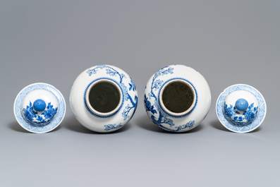 Deux paires de vases couverts en porcelaine de Chine bleu et blanc, marques de Kangxi et Chenghua, 19&egrave;me