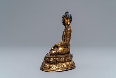 A Sino-Tibetan gilt bronze figure of Buddha, 17/18th C.