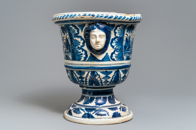 Une grande urne sur piedouche en fa&iuml;ence bleu et blanc, Nevers, France, 18&egrave;me