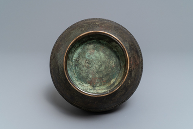Een Chinese bronzen archa&iuml;sche 'hu' vaas, Ming