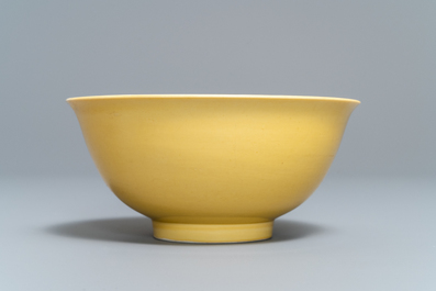 Un bol imp&eacute;rial en porcelaine de Chine jaune monochrome, marque et &eacute;poque de Kangxi