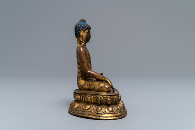 A Sino-Tibetan gilt bronze figure of Buddha, 17/18th C.