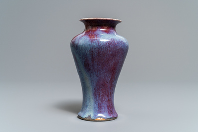 Een Chinese vaas met flamb&eacute; glazuur, 18/19e eeuw