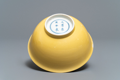 Een keizerlijke Chinese monochroom gele kom, Kangxi merk en periode