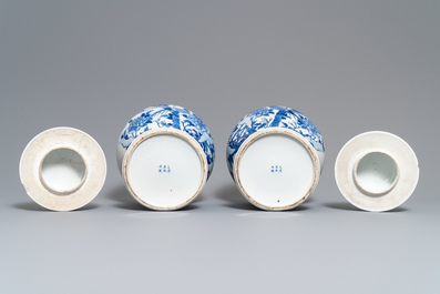 Twee paar Chinese blauw-witte dekselvazen, Kangxi en Chenghua merken, 19e eeuw