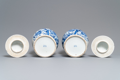 Deux paires de vases couverts en porcelaine de Chine bleu et blanc, marques de Kangxi et Chenghua, 19&egrave;me