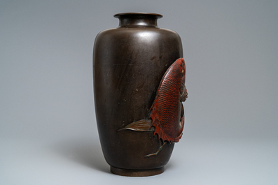 A large Japanese bronze vase with a koi, Meiji, 19th C.