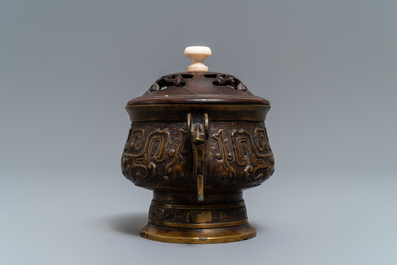 Een Chinese bronzen wierookbrander met houten deksel, Xuande merk, 19e eeuw