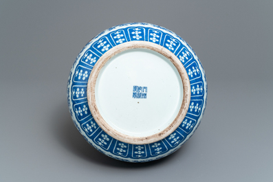 Een Chinese blauw-witte en onderglazuur rode 'hu' vaas, Qianlong merk, 19/20e eeuw