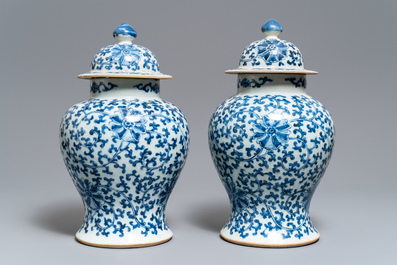 Deux paires de vases couverts en porcelaine de Chine bleu et blanc, marques de Kangxi et Chenghua, 19&egrave;me