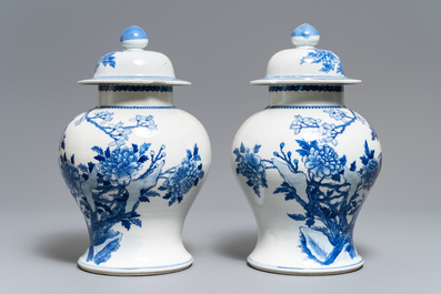 Deux paires de vases couverts en porcelaine de Chine bleu et blanc, marques de Kangxi et Chenghua, 19&egrave;me