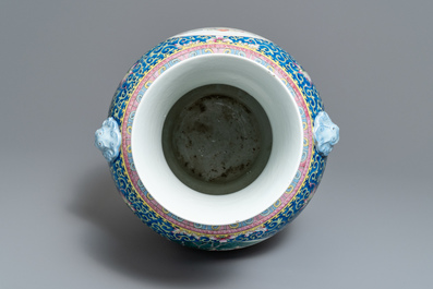 Un grand vase de forme 'hu' en porcelaine de Chine famille rose, marque de Qianlong, R&eacute;publique, 20&egrave;me