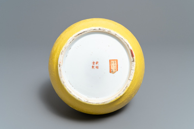 Un vase en porcelaine de Chine en jaune monochrome &agrave; d&eacute;cor incis&eacute;, marque Zai Fu Tang Zhi, 19&egrave;me