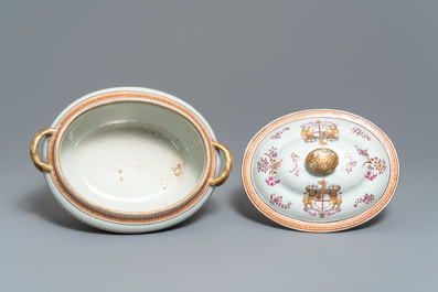 Une terrine couverte armori&eacute;e pour la 'New British East India Company' en porcelaine de Chine famille rose, Jiaqing
