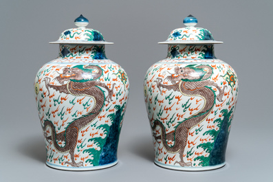 Une paire de vases couverts aux dragons en porcelaine de style wucai, Samson, Paris, 19&egrave;me