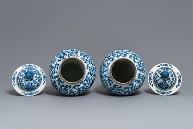 Deux paires de vases couverts en porcelaine de Chine bleu et blanc, marques de Kangxi et Chenghua, 19&egrave;me