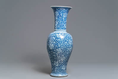 Un grand vase de forme yenyen en porcelaine de Chine bleu et blanc, Kangxi