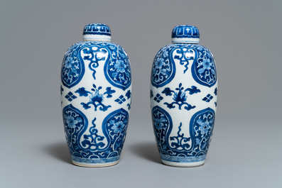 Une paire de pots couverts en porcelaine de Chine bleu et blanc, Kangxi