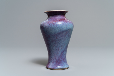 Un vase en porcelaine de Chine flamb&eacute;, 18/19&egrave;me