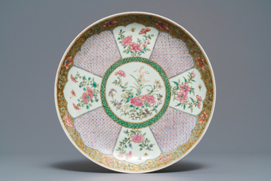 Un plat et trois assiettes en porcelaine de Chine famille rose, 19/20&egrave;me