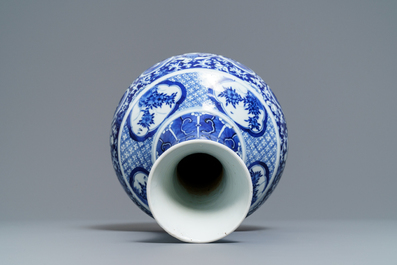 Un vase de forme bouteille en porcelaine de Chine bleu et blanc, 19&egrave;me