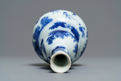 Un vase de forme double gourde en porcelaine de Chine bleu et blanc, &eacute;poque Transition