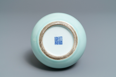 Un vase de forme double gourde en porcelaine de Chine c&eacute;ladon monochrome, marque de Qianlong, 19&egrave;me