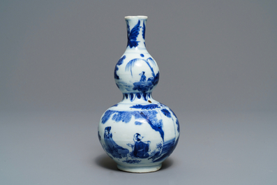 Een Chinese blauw-witte kalebasvaas met figuratief decor, Transitie periode