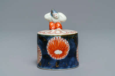 Une grande verseuse couverte en porcelaine Imari de Japon, Edo, 17&egrave;me