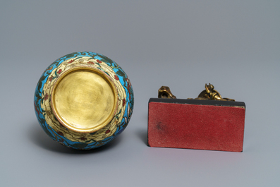 A Chinese cloisonn&eacute; bottle vase and a gilt bronze group, 18/19th C.