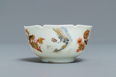 Une tasse et soucoupe en porcelaine de Chine coquille d'oeuf grisaille et dor&eacute;, Yongzheng