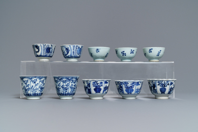 Dix tasses et soucoupes en porcelaine de Chine bleu et blanc, 18/19&egrave;me