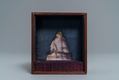 Une figure de Bouddha en pierre de Shoushan sign&eacute;e et avec inscription, Chine, 19&egrave;me