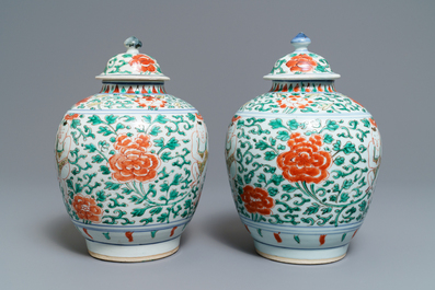 Une paire de pots couverts en porcelaine de Chine wucai, &eacute;poque Transition