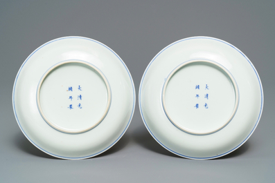 Une paire d'assiettes en porcelaine de Chine bleu, blanc et rouge de fer, marque de Guangxu, 19/20&egrave;me