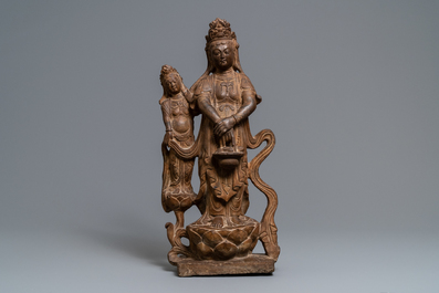 Un groupe d'une Guanyin et serviteur en pierre sculpt&eacute;e, Chine, Ming/Qing