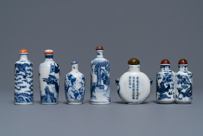 Zes Chinese blauw-witte porseleinen snuifflessen, 19/20e eeuw