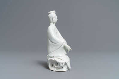 A Chinese Dehua blanc de Chine model of a seated Guanyin, 18/19th C.