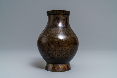 Een Chinese ingelegde bronzen vaas, 19e eeuw