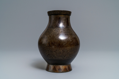 Un vase de forme hu en bronze incrust&eacute;, Chine, 19&egrave;me