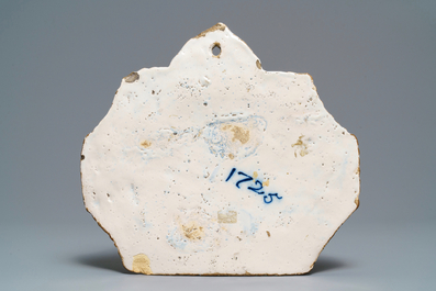 Een blauw-witte Delftse plaquette gedateerd 1725