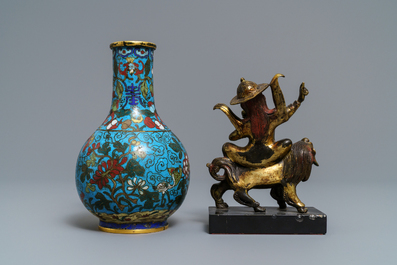 Een Chinese cloisonn&eacute; vaas en een verguld bronzen groep, 18/19e eeuw