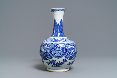 Een Chinese blauw-witte flesvormige vaas met dansers op florale fond, 19e eeuw