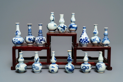 Quinze vases miniatures en porcelaine de Chine bleu et blanc, Kangxi