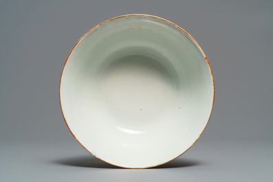 Un grand bol couvert en porcelaine de Chine Bencharong pour le march&eacute; thai, 19&egrave;me