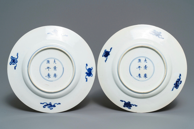 Deux assiettes en porcelaine de Chine bleu et blanc &agrave; d&eacute;cor de 'La Romance de la chambre de l'ouest', marque et &eacute;poque de Kangxi
