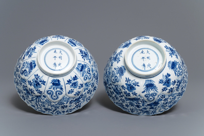Een paar Chinese blauw-witte kommen met floraal decor, Chenghua merk, Kangxi