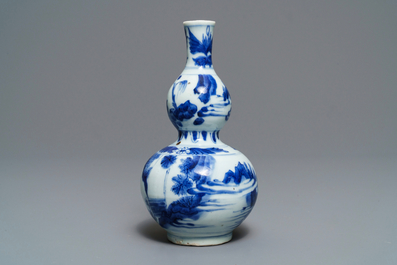 Un vase de forme double gourde en porcelaine de Chine bleu et blanc, &eacute;poque Transition